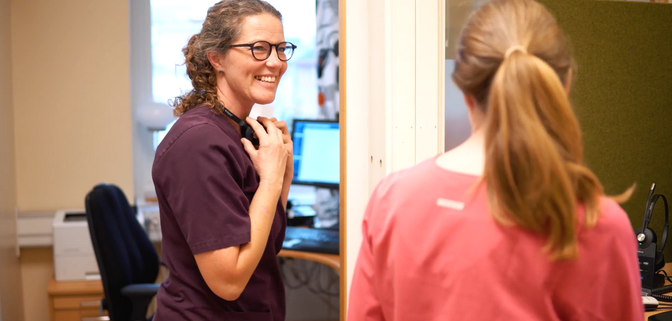 Sjuksköterska ler mot doktor